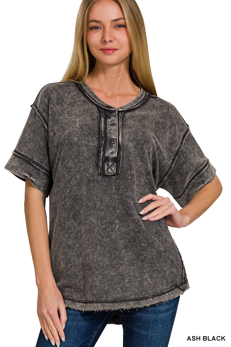 RAW EDGE DETAILED BUTTON CLOSURE TOP